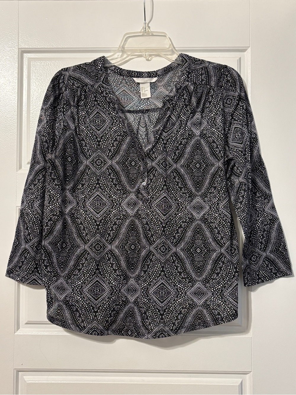 H&M Womens Black & White Geometric Henley V-Neck Blouse with 3/4 Sleeves